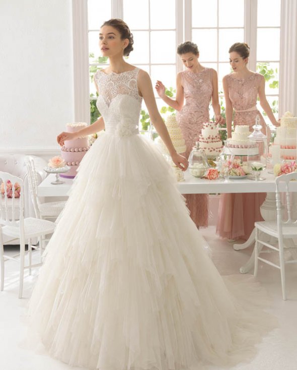 Платье от valentino с кружевами